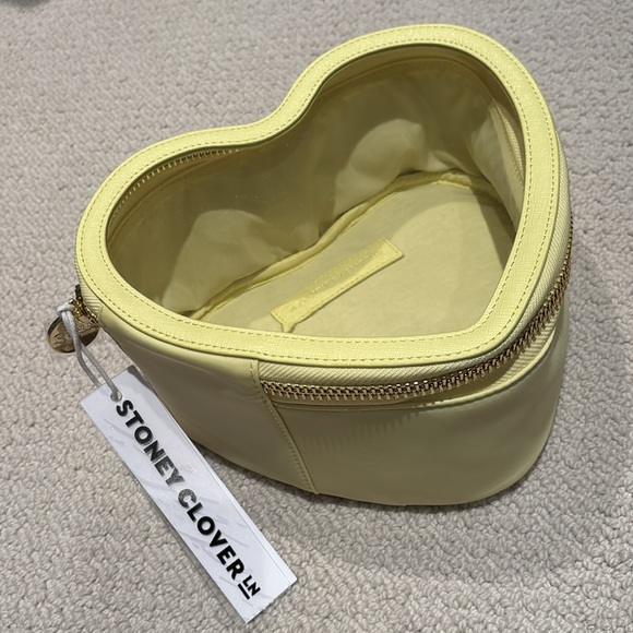Stoney clover heart open top
Pouch - Picture 1 of 3